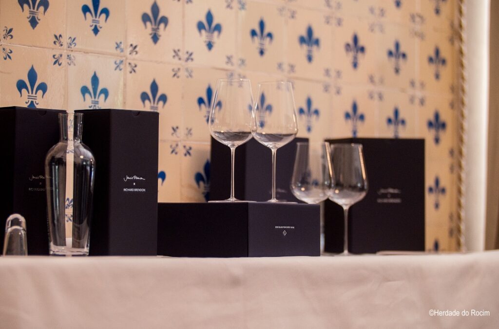 4 Copos de vinho de Jancis Robinson, caixas pretas e garrafa/decantador